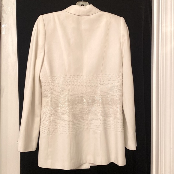 Solini Woman’s Suit, white, size 4 , 2 piece, 2 rhinestone buttons, beaded trim - Picture 5 of 7